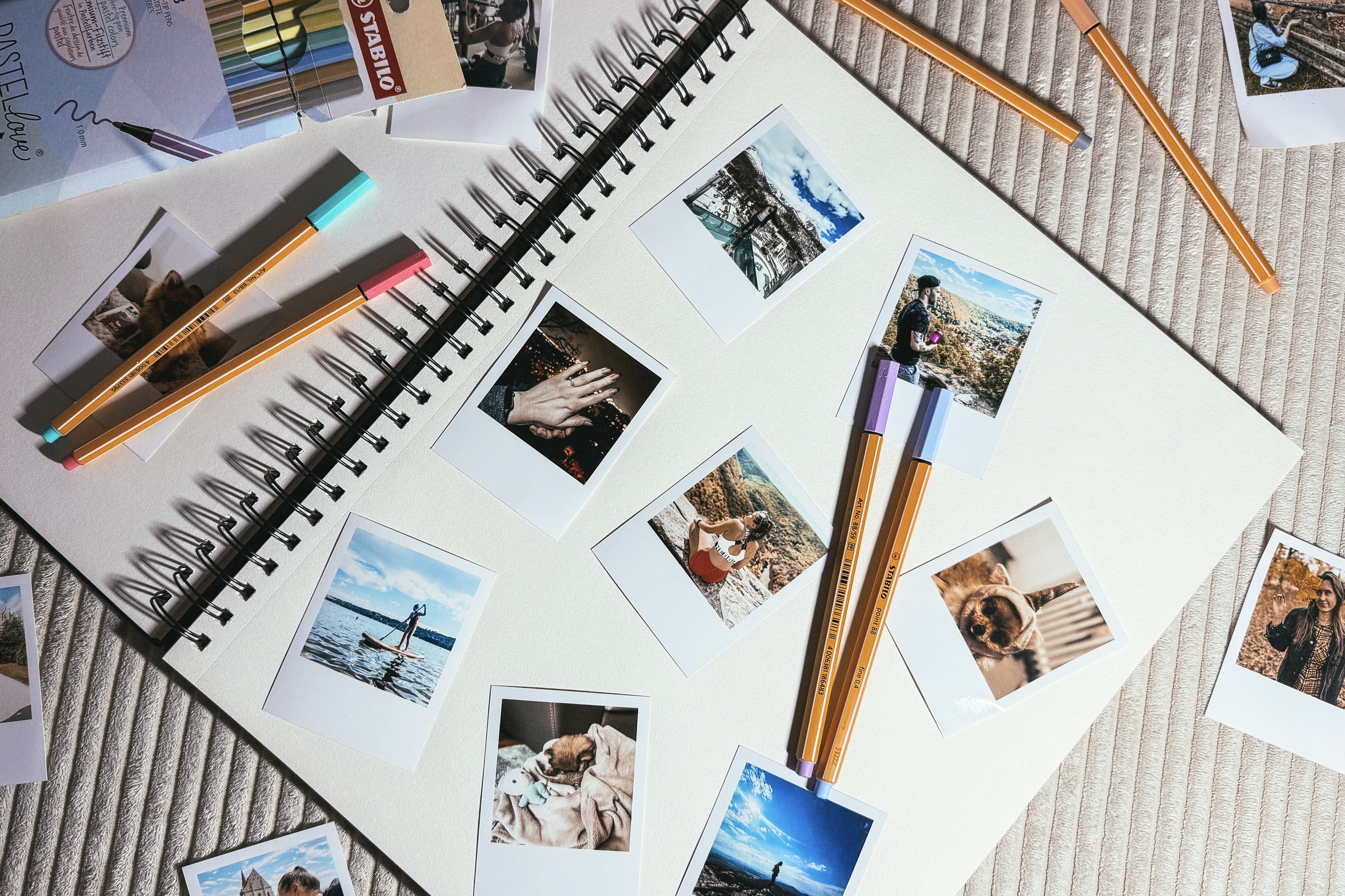 kraftový skicák s fotkami jako inspirace pro scrapbook